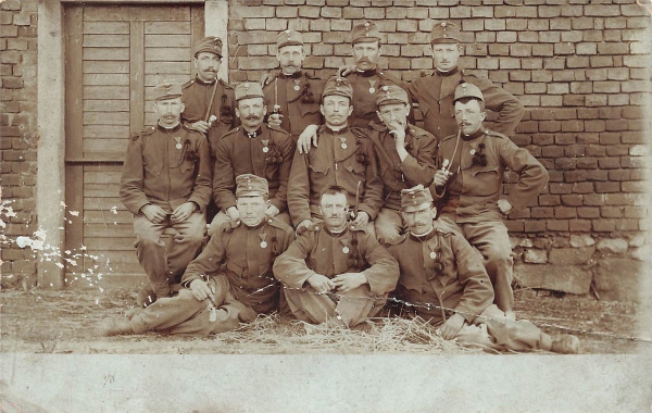 AK Österreich Ungararische Armee, Gruppenportrait, gelaufen