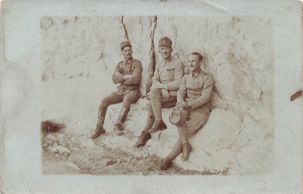 AK 1.WK, Ung / Öster. Armee, 3 Soldaten bei der Rast ,Feldpost, gelaufen am 06.08.1917