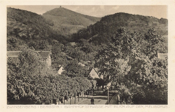 AK Zwingenberg (64673), Bahnhofstraße mit Blick auf den Melisbokus, n. gelaufen