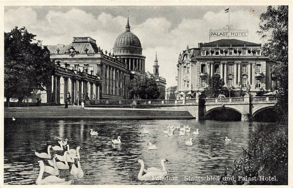 AK Potsdam (14467), Stadtschloß und Palast Hotel, gelaufen am 09.05.1935
