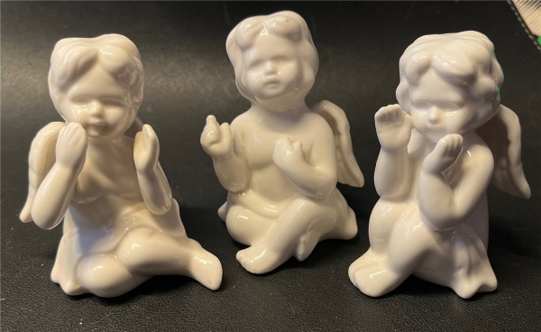 Weiße Keramik Cherub Figuren "3 Spielende Engel"