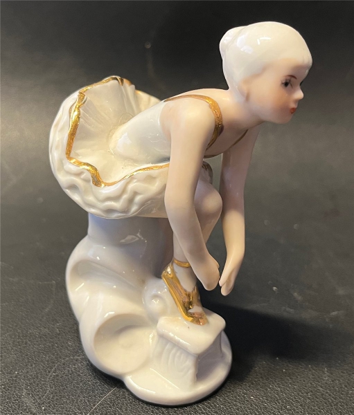 Weiße Keramik Cherub Figuren "Tanzende Ballerina" (2)