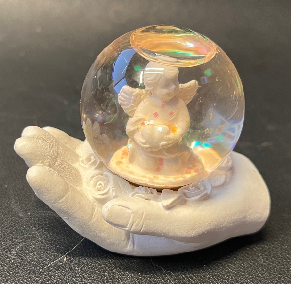 Weiße Keramik Cherub Figuren "Der Engel in der Glaskugel"