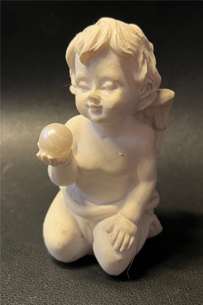 Weiße Keramik Cherub Figuren "Der Engel mit der Perle"