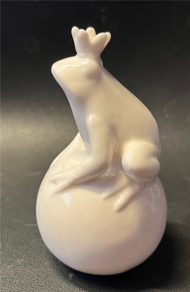 Weiße Keramik Cherub Figuren "Der Frosch auf der Kugel"