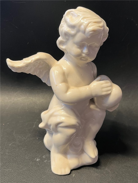 Weiße Keramik Cherub Figuren "Engel mit Herz, aufgelähnt auf dem linken Knie"