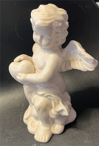 Weiße Keramik Cherub Figuren "Engel mit Herz, aufgelähnt auf dem rechten Knie"
