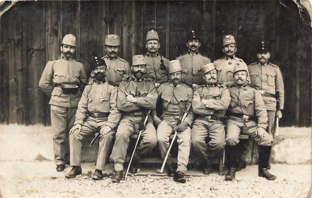 AK Österreich Ungarische Armee, eine Gruppe von Soldaten , gelaufen am