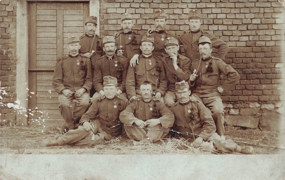 AK Österreich Ungararische Armee, Gruppenportrait, gelaufen