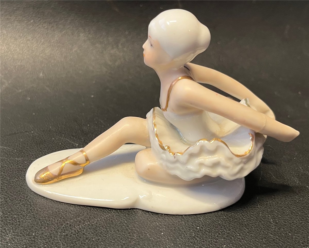 Weiße Keramik Cherub Figuren "Tanzende Ballerina"
