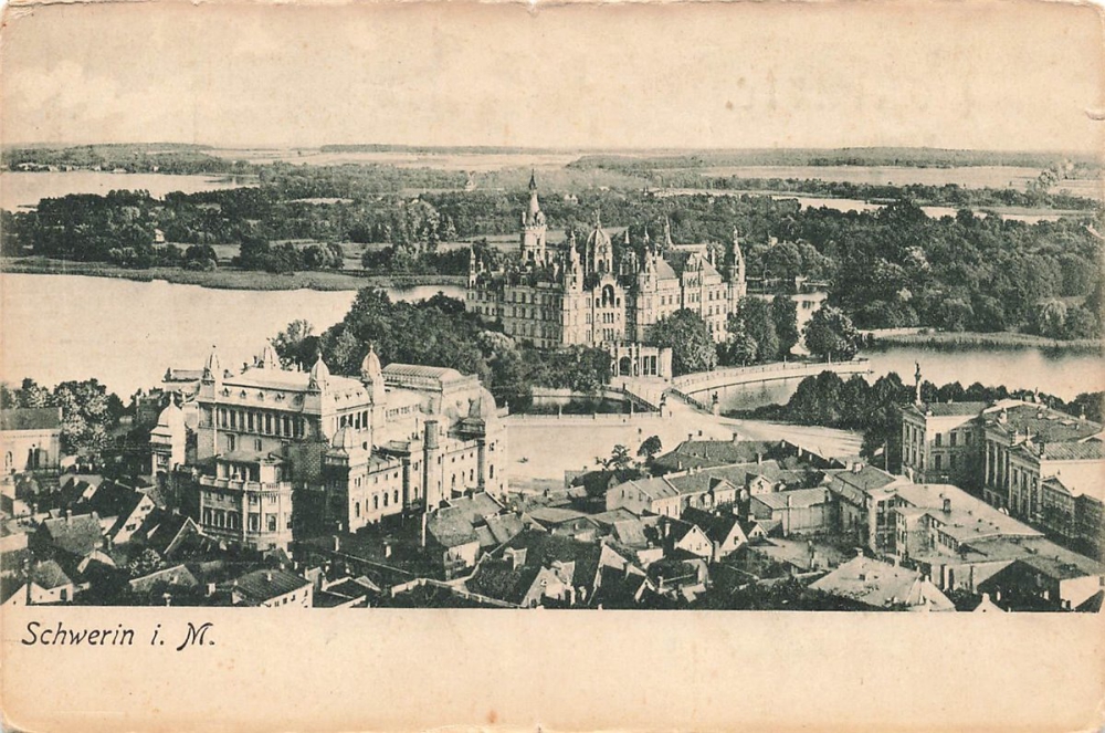 AK Schwerin (19053), Ortsansicht m. Schloss, n.gelaufen