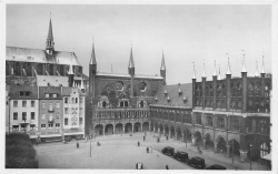 AK Lübeck (23552) Rathaus mit Arkaden vom Markt, n.gelaufen