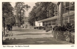 AK Bad Wildungen (34521), Am Cafe' im Kurpark, n. gelaufen