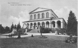 AK Bad Brückenau (83471), Kursaal mit Denkmal König Ludwig I , n. gelaufen