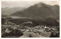 AK Marquartstein (83250), Marquartstein mit Hochplatte und Geigelstein, gelaufen (o. Briefmarke)
