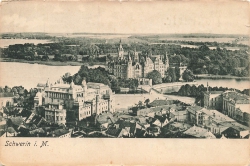 AK Schwerin (19053), Ortsansicht m. Schloss, n.gelaufen